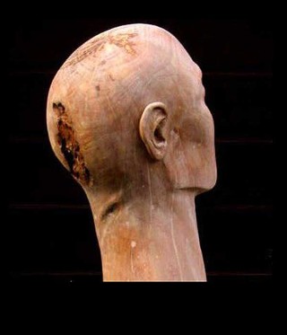 "Senza faccia". Legno di pero. Altezza 60 cm.